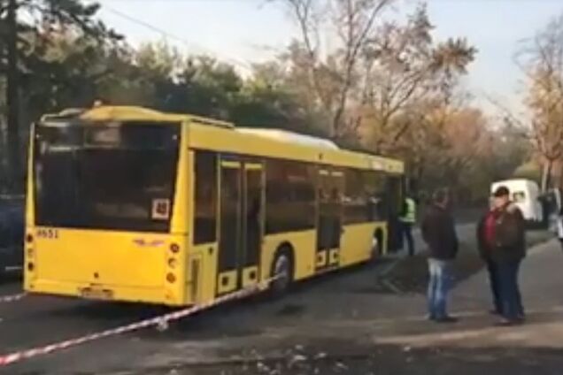 Толкнули на дорогу: в Киеве автобус переехал истекающего кровью мужчину 