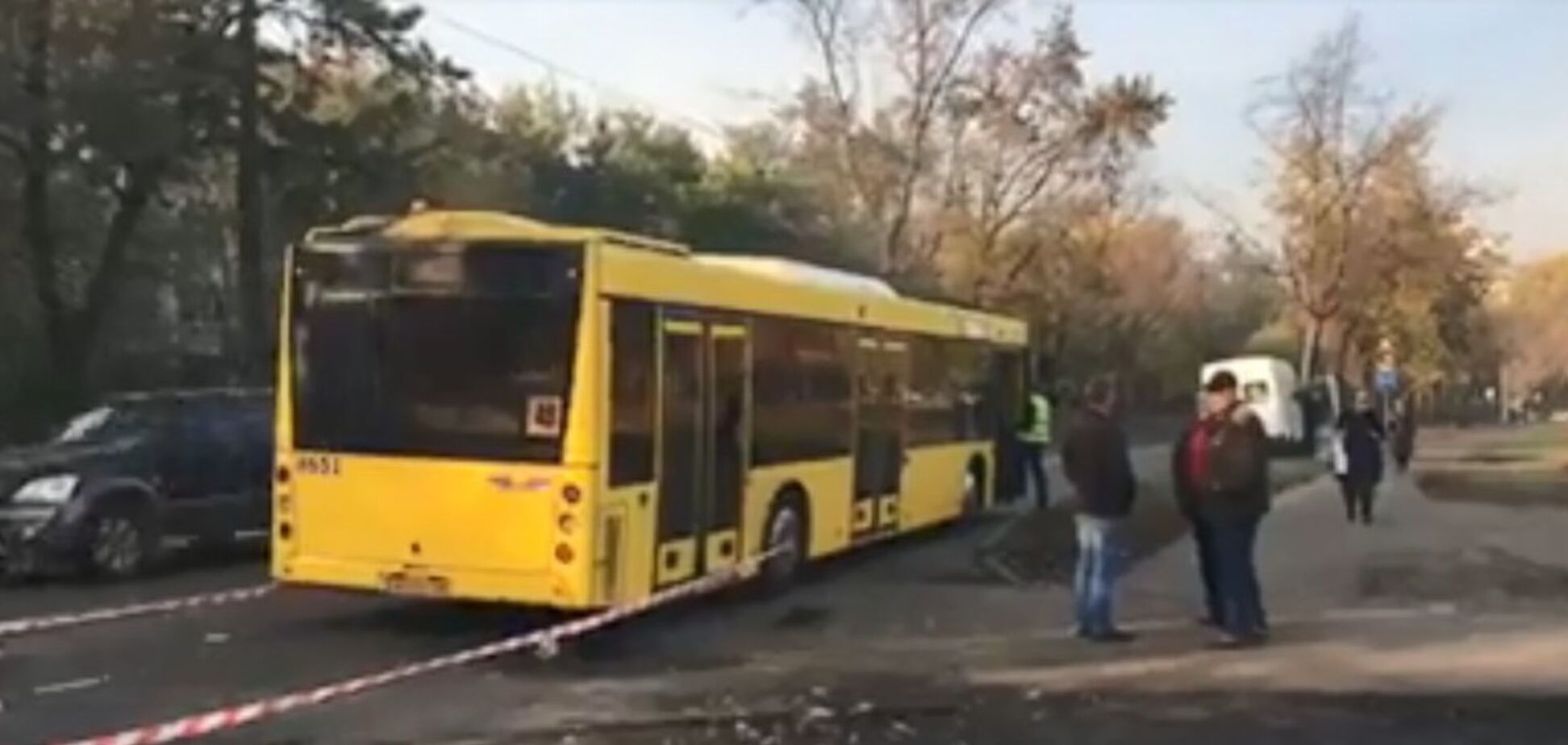 Толкнули на дорогу: в Киеве автобус переехал истекающего кровью мужчину 