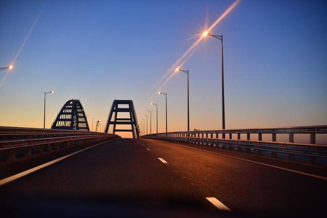 Оккупанты ввели новые ограничения на проезд по Крымскому мосту: в чем причина