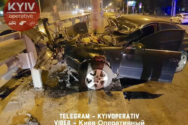 Машина всмятку: в Киеве разбился пьяный полицейский