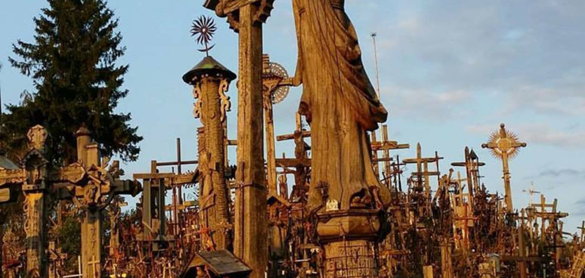 Гора Крестов: в сети появились яркие фото необычного места в Литве