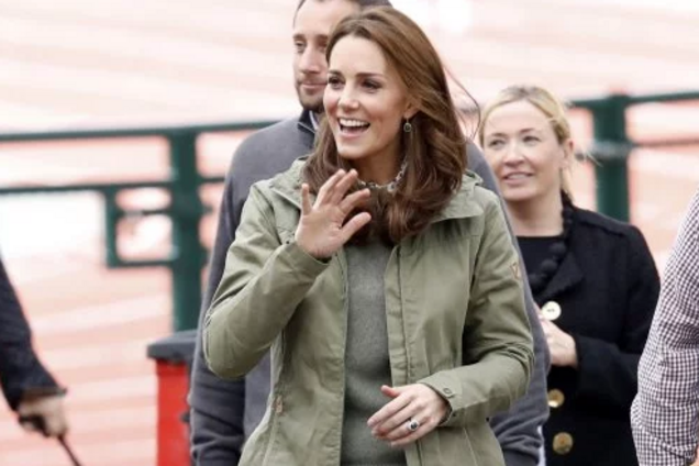 В джинсах и старых сапогах: в каком образе Кейт Миддлтон вышла из декрета