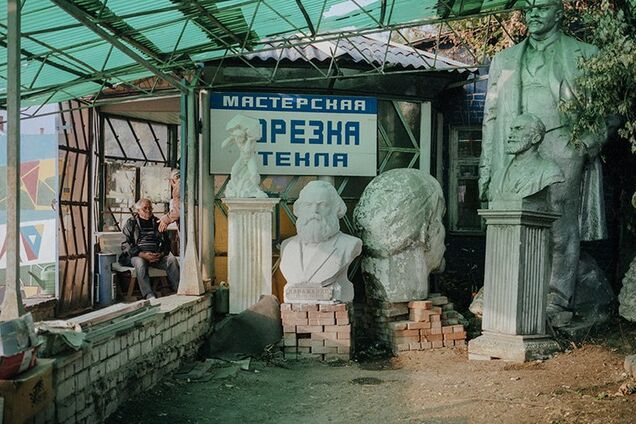 ''Разруха и запустение'': фотографы показали ''былое величие'' Украины и России