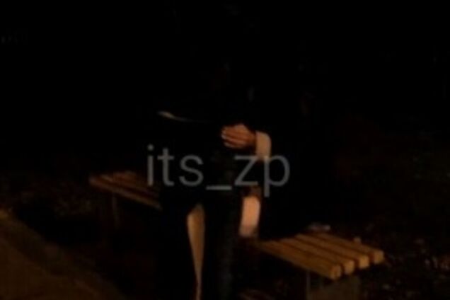 Трахнул пленницу прямо на улице Трахнул пленницу прямо на улице