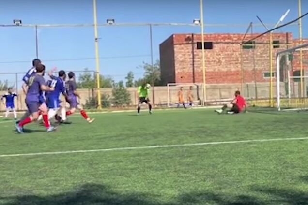 Вместо футболистов: в России судья забил самый нелепый гол года