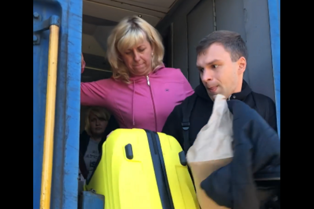 На ходу выталкивали из поезда: ''Укрзалізниця'' угодила в новый скандал