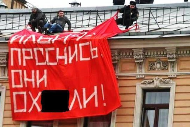 ''Неужели откачают?'' Визит врачей к Ленину в мавзолей взорвал сеть