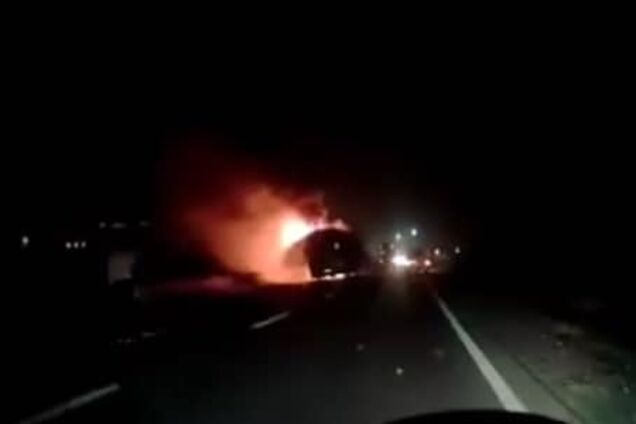 Во Львове на ходу загорелся автобус с туристами: момент попал на видео