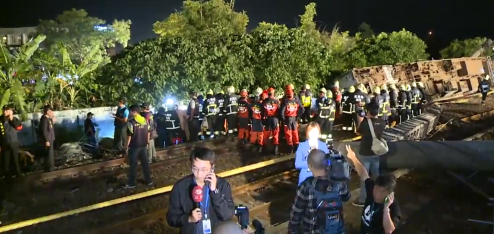 На Тайвані потяг зійшов з рейок: десятки загиблих і поранених. Перші фото і відео