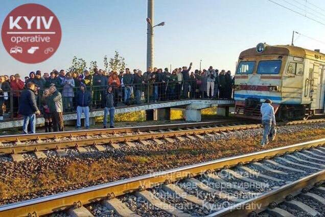 Ложились на рельсы и штурмовали машинистов: в Киеве пассажиры устроили бойкот электричкам