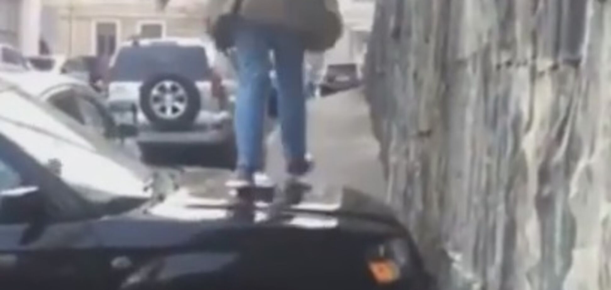 ''Повезло, что худенькая'': украинка креативно проучила автохама в Киеве