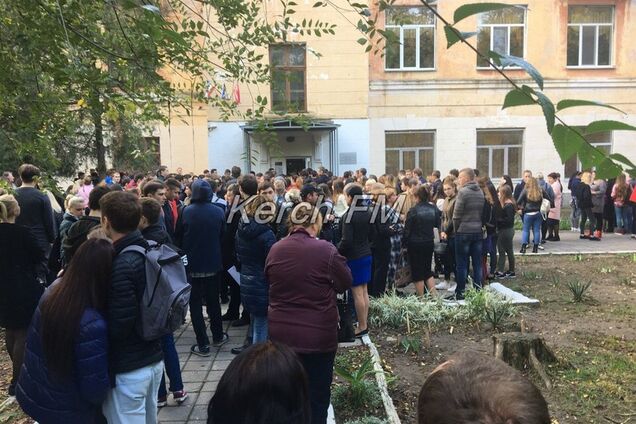 Люди в масках и досмотры: керченский колледж впервые открыли после трагедии