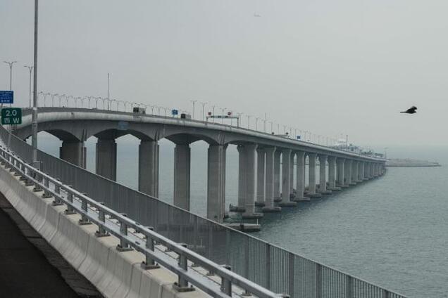 Найдовший морський міст у світі відкрили: видовищні фото й відео