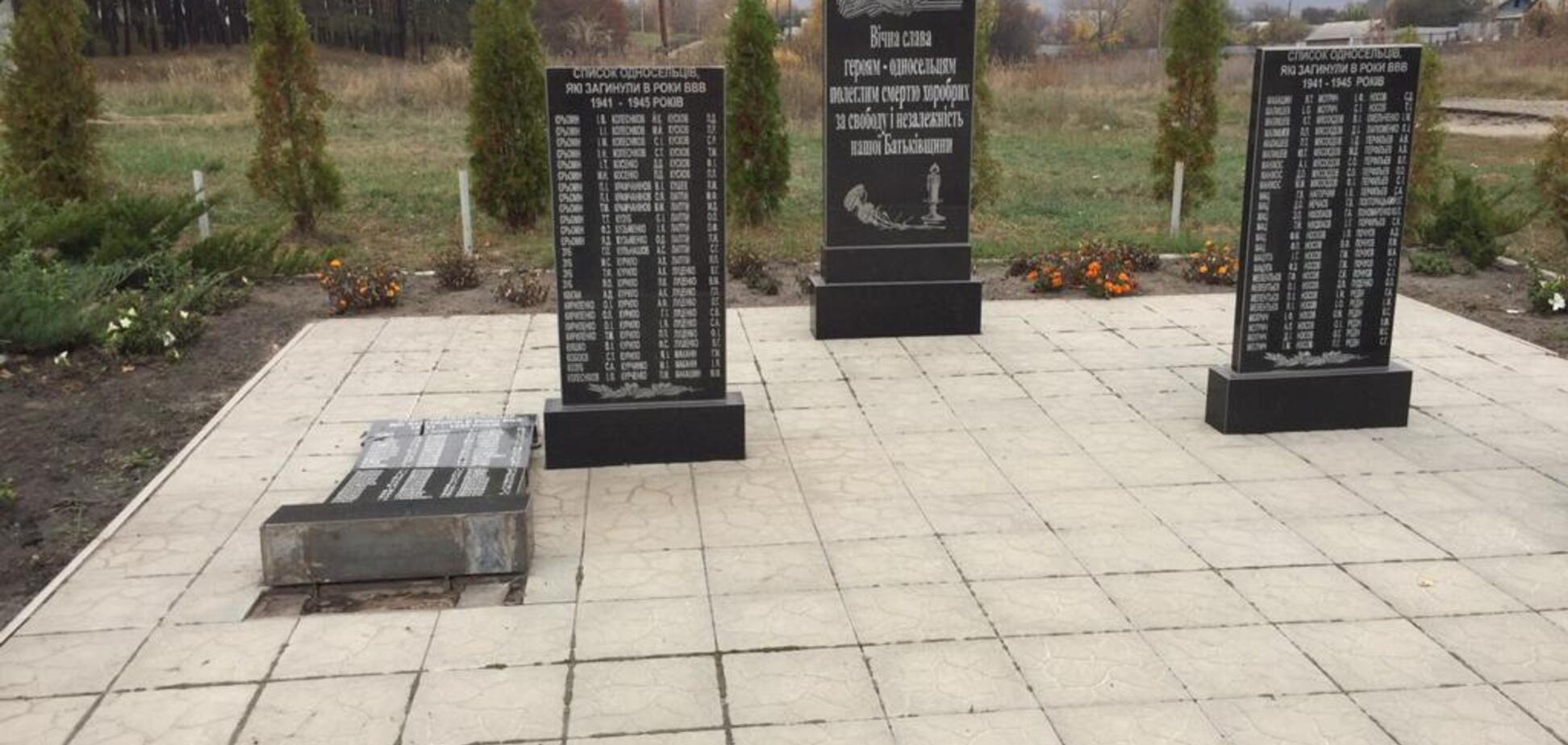Под Харьковом изуродовали мемориал жертвам Второй мировой войны