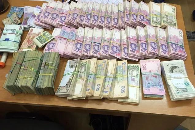 В Украине пытались отмыть более 300 миллиардов: сделки засекли