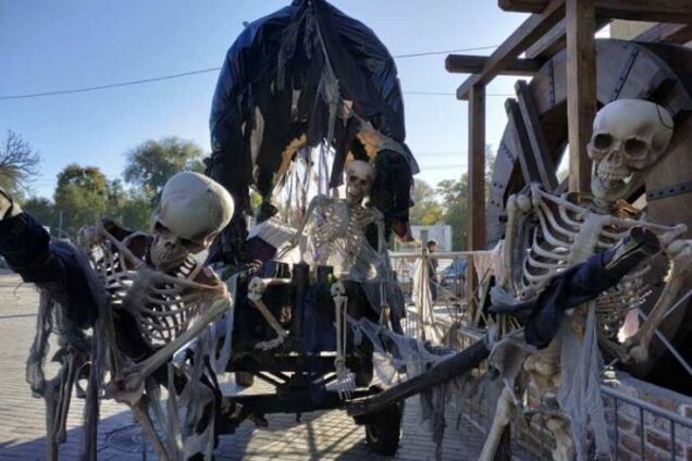 Окровавленный гроб: в Днепре заметили необычную инсталляцию