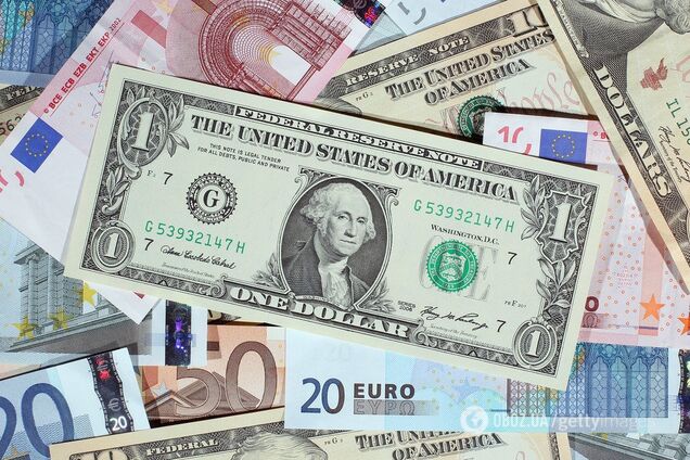 Доллар и евро в банках синхронно подорожали