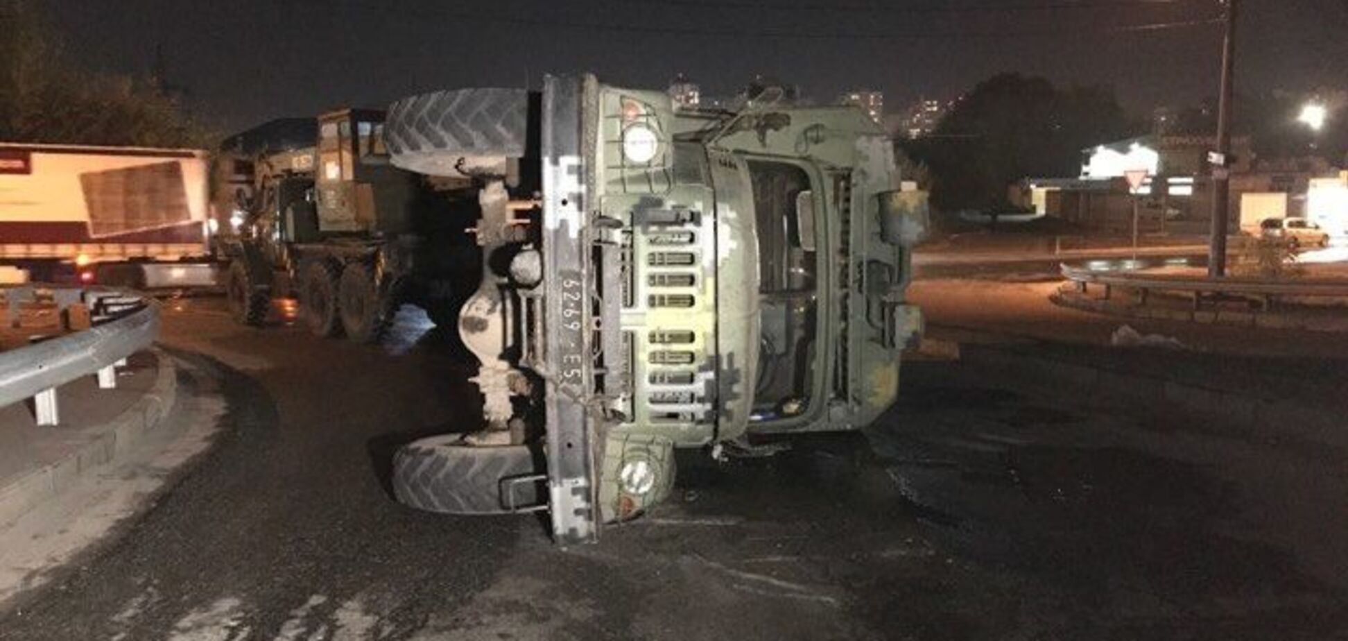 В Киеве перевернулся грузовик с военными: опубликовано видео