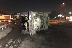В Києві перекинулася вантажівка з військовими: опубліковано відео