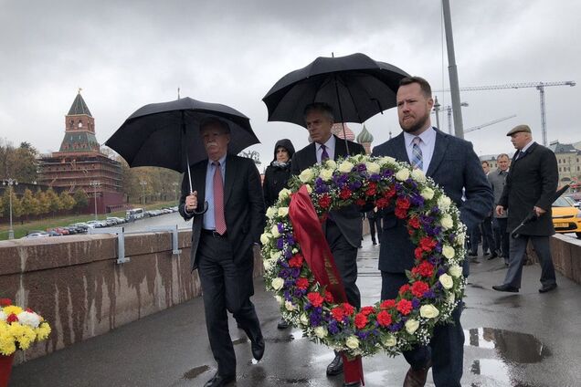'Пора уже к могилке Путина': Болтон в Москве почтил память Немцова, мнения в сети разошлись