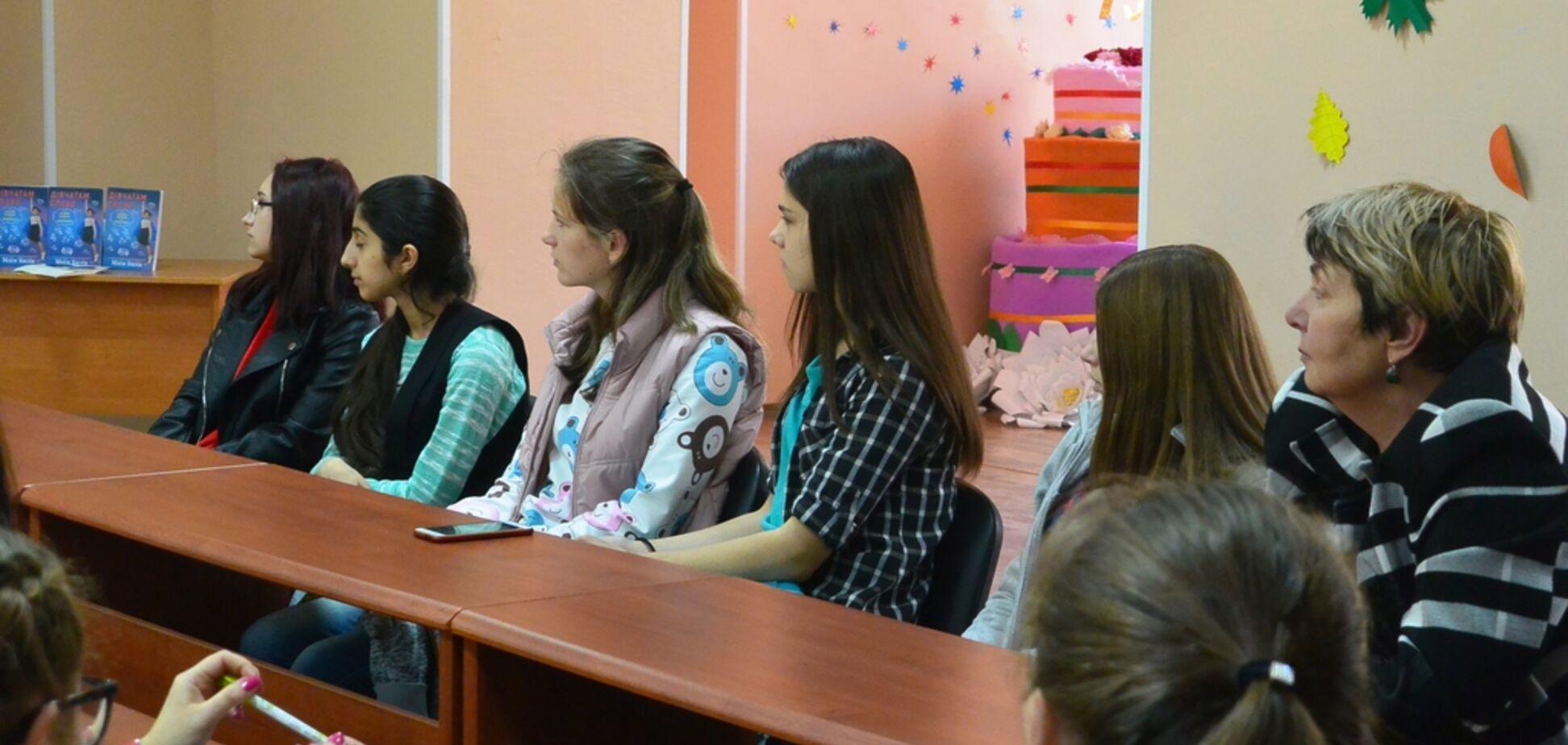 На Донбас привезли книгу голівудської акторки