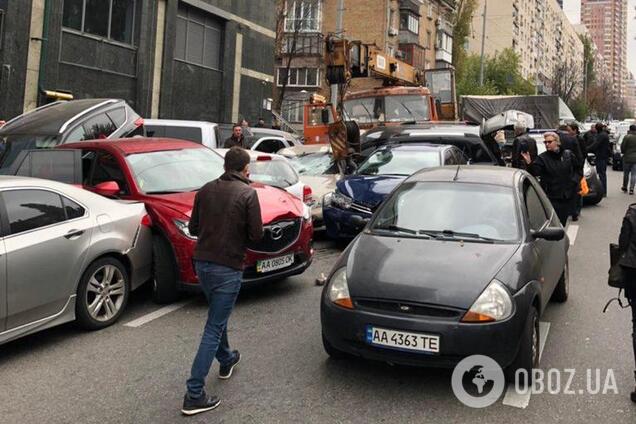 Масштабна ДТП у центрі Києва: ''автомісиво'' зняли на відео