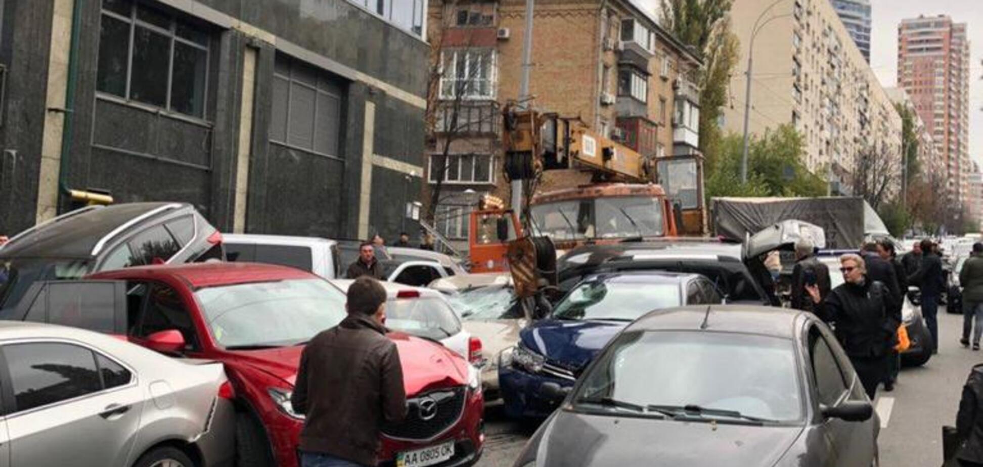 Масштабное ДТП в центре Киева: ''автомесиво'' сняли на видео