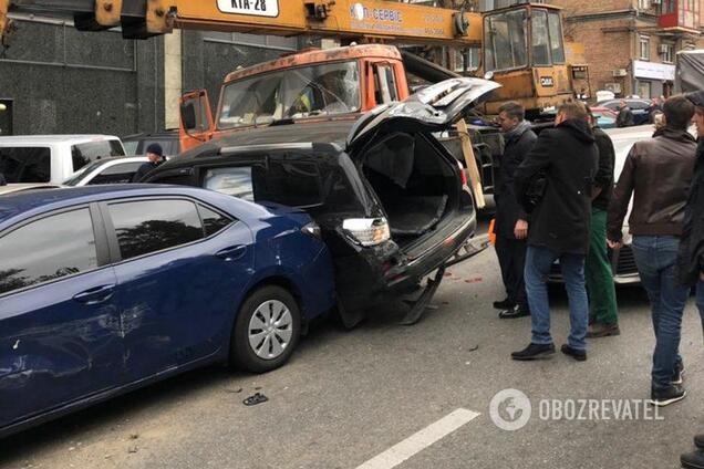 В Киеве автокран ''снес'' 19 авто: момент ДТП попал на видео