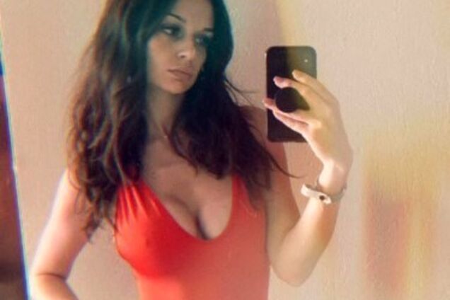 Модель с протезом ноги удивила смелыми фото в купальнике