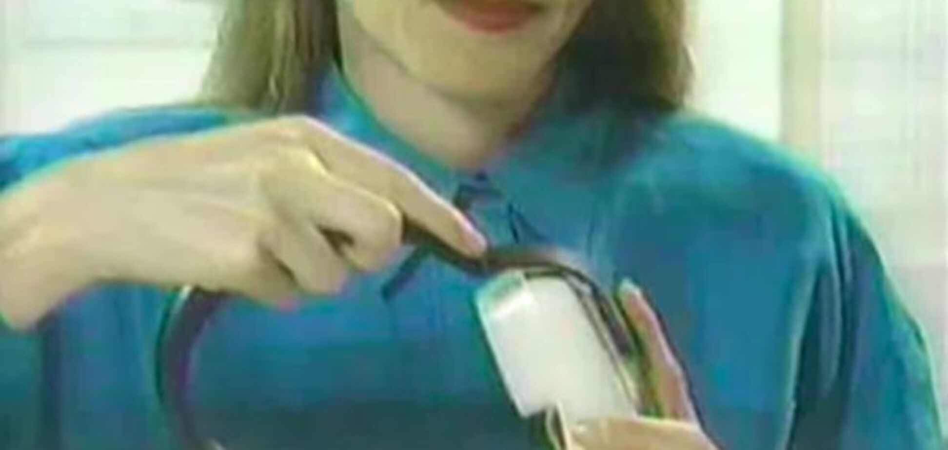 'Нам это нужно!' Реклама телефона из прошлого позабавила сеть