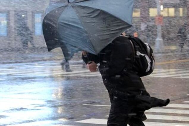 Зачиніть вікна та двері: Київ охопив ураган