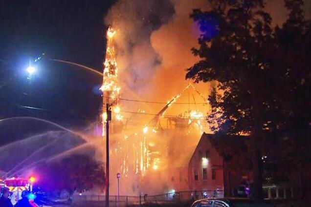 Церкву у США охопила потужна пожежа: опубліковано відео
