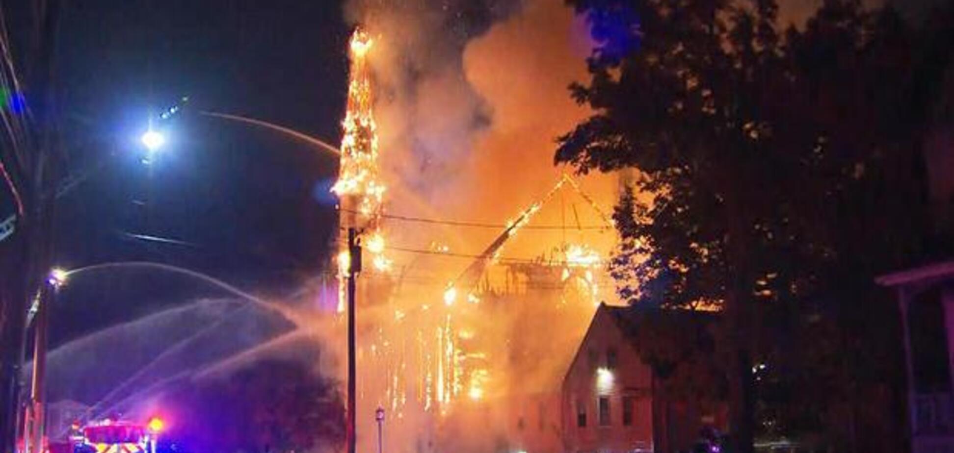 Церковь в США охватил мощный пожар: опубликовано видео