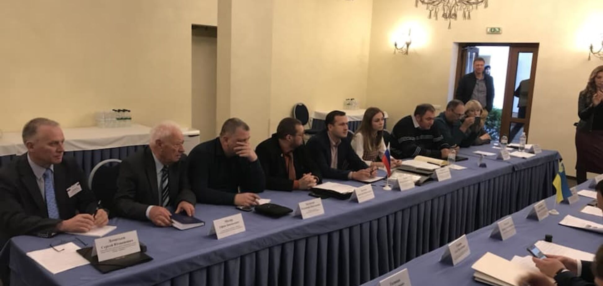 ''Вони вбивають наших дітей'': у Києві зірвали засідання скандальної українсько-російської комісії