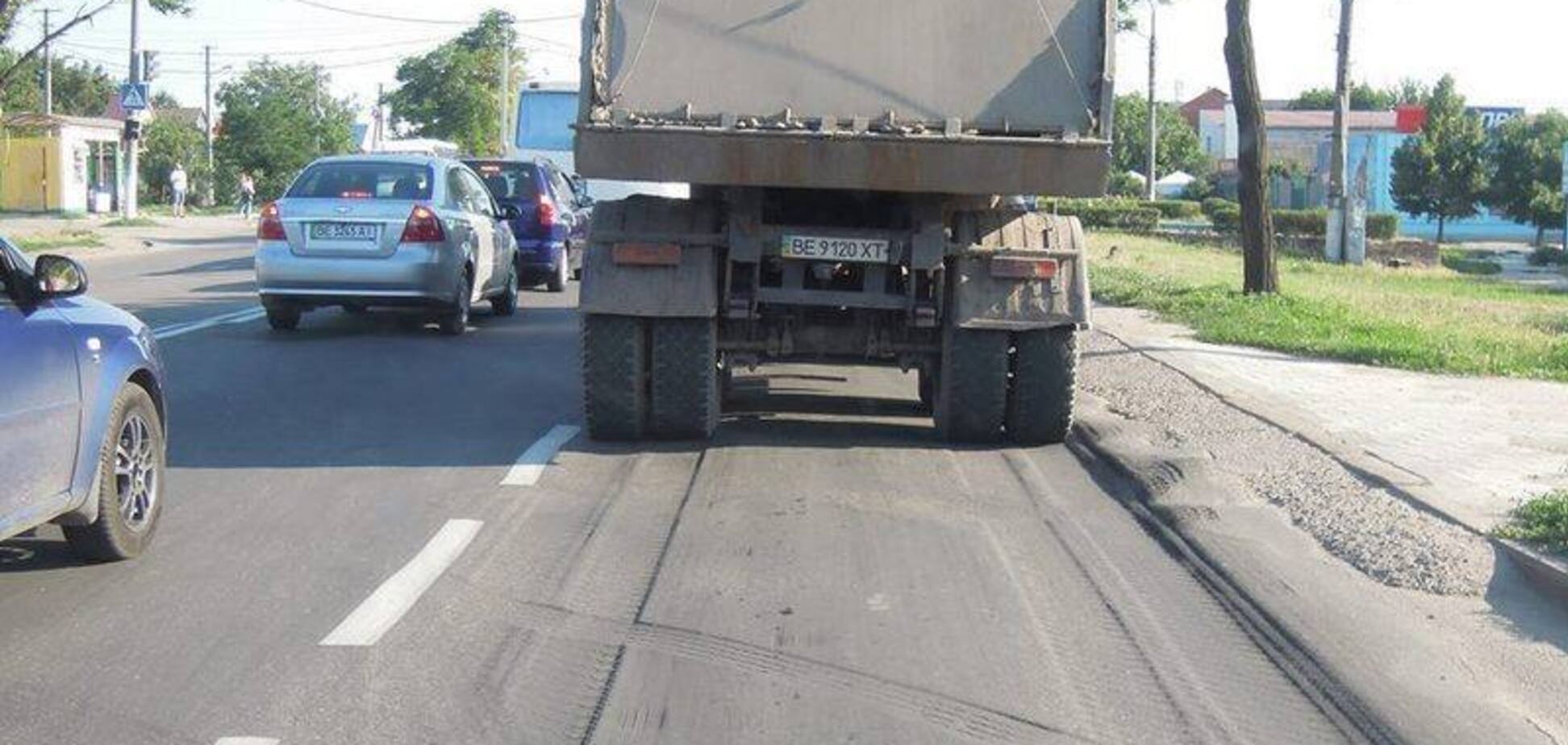 ''Жлобство перевозчиков'': в сети показали, как фуры уничтожают украинские дороги