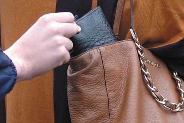 ''Как всегда безнаказанно'': в сети – скандал из-за ограбления девушки в Киеве