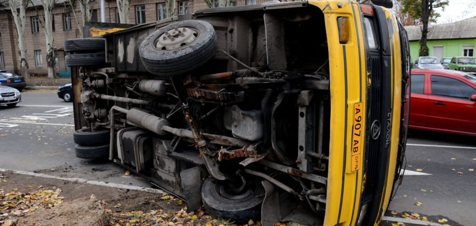 В 'ДНР' перевернулся автобус с людьми: фото с места ЧП