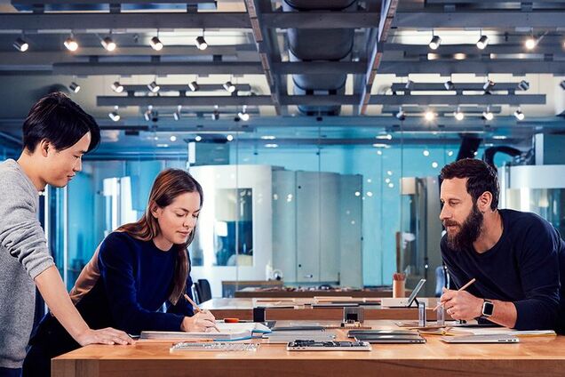 Работают стоя: появилось интересное видео изнутри Apple