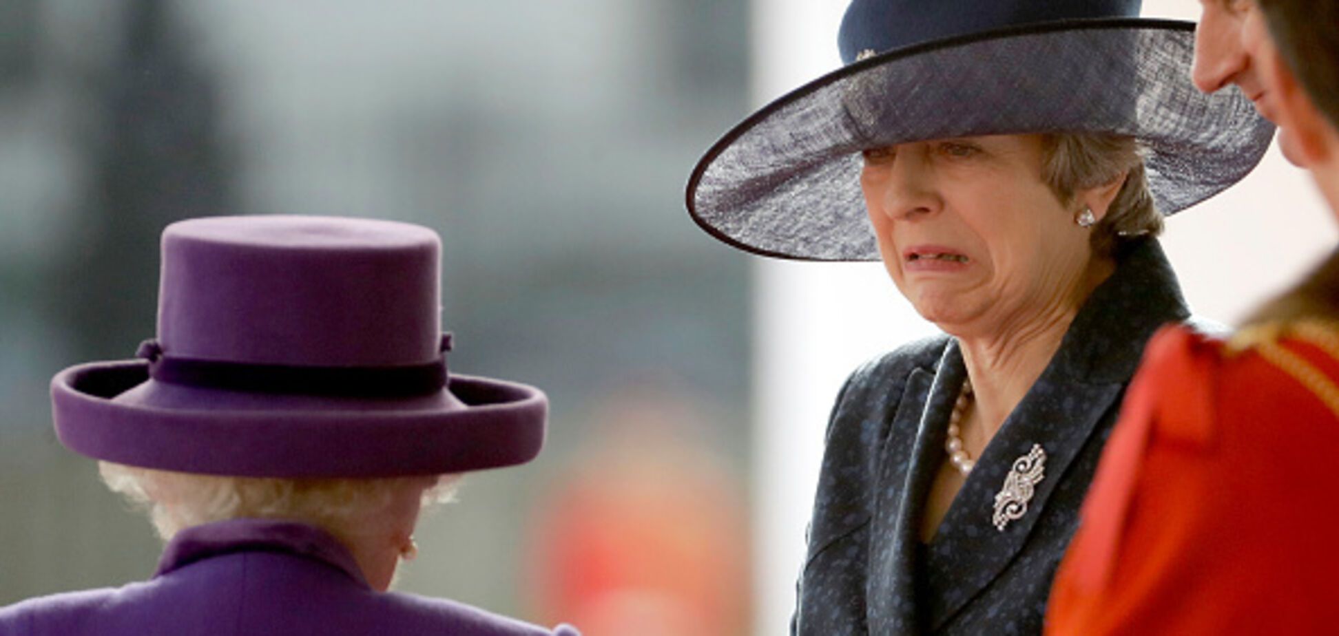 Тереза Мэй снова отметилась странным выпадом перед Елизаветой II