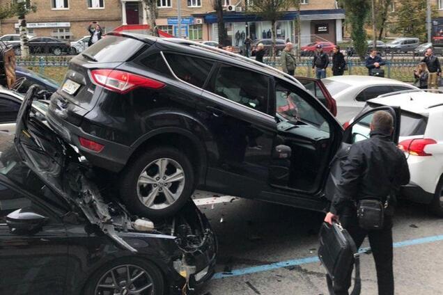 КамАЗ устроил мега-ДТП в центре Киева: кто виноват и кто заплатит за 19 авто ''всмятку''