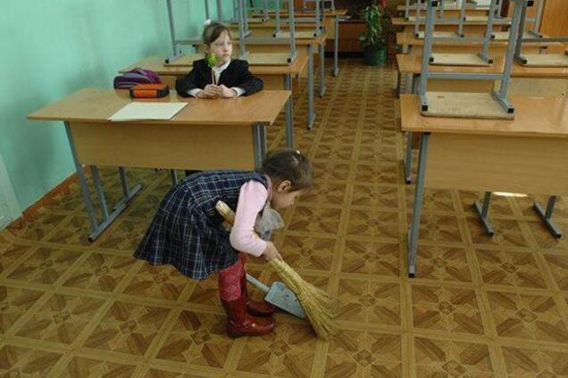Раб чи ледар? В Україні спалахнув скандал через прибирання у школах, батьки розділилися