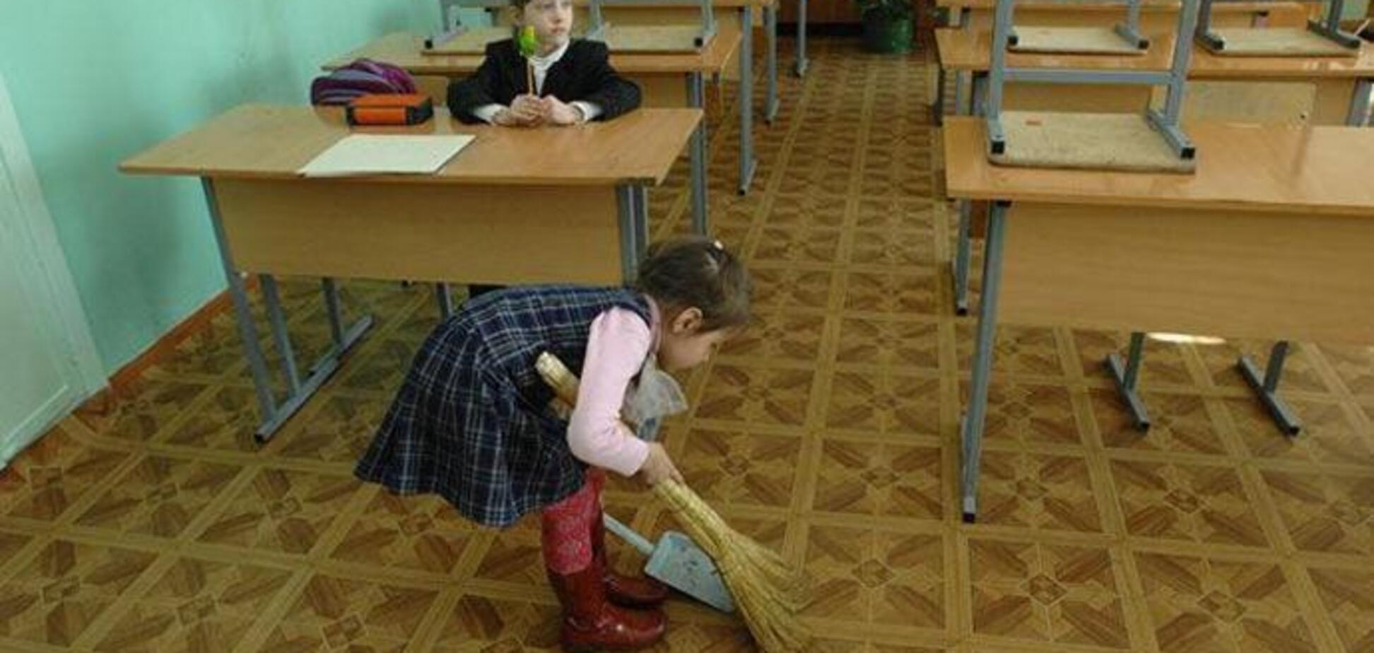 Раб или лентяй? В Украине вспыхнул скандал из-за уборки в школах, родители разделились
