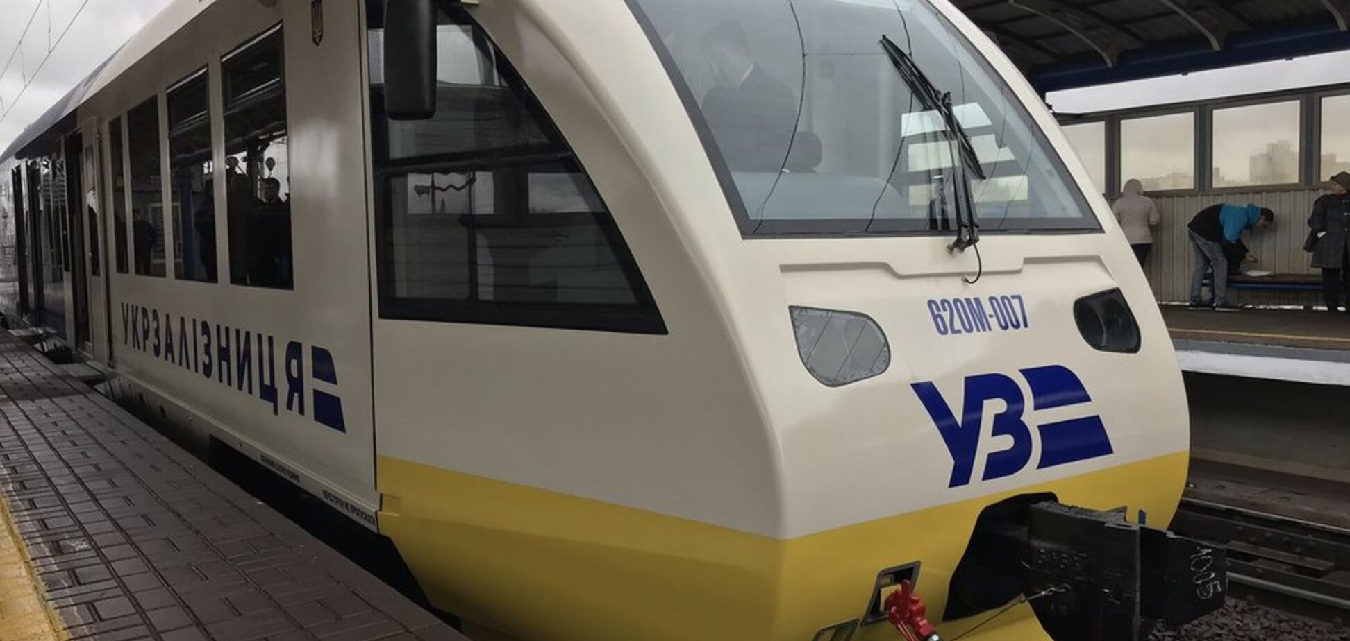 Гройсман протестував експрес до 'Борисполя': перші фото вагонів зсередини