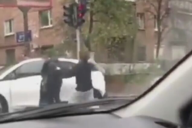 У Києві пішохід напав на водія: відео та подробиці НП