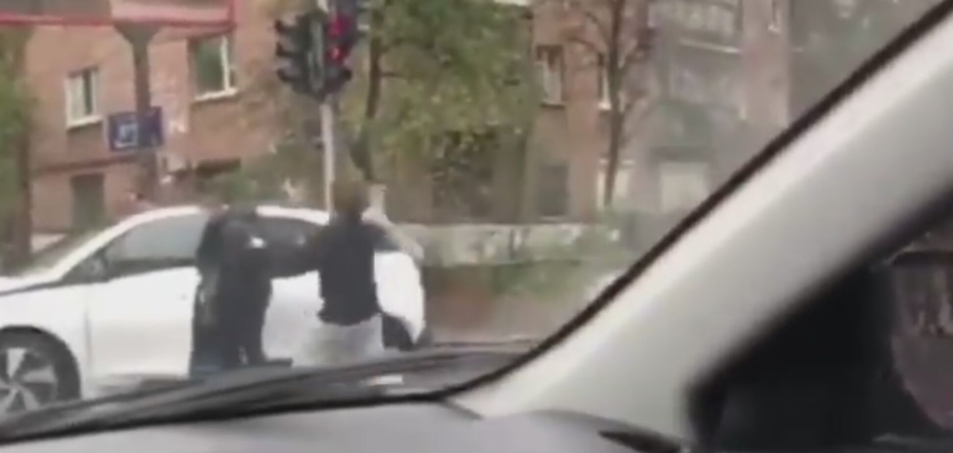 В Киеве пешеход напал на водителя: видео и подробности ЧП