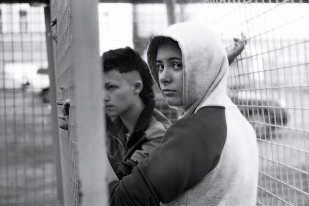 В Запорожской области подростки бросались камнями в охранника школы