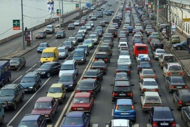 Мости стоять: Київ скували серйозні затори. Мапа