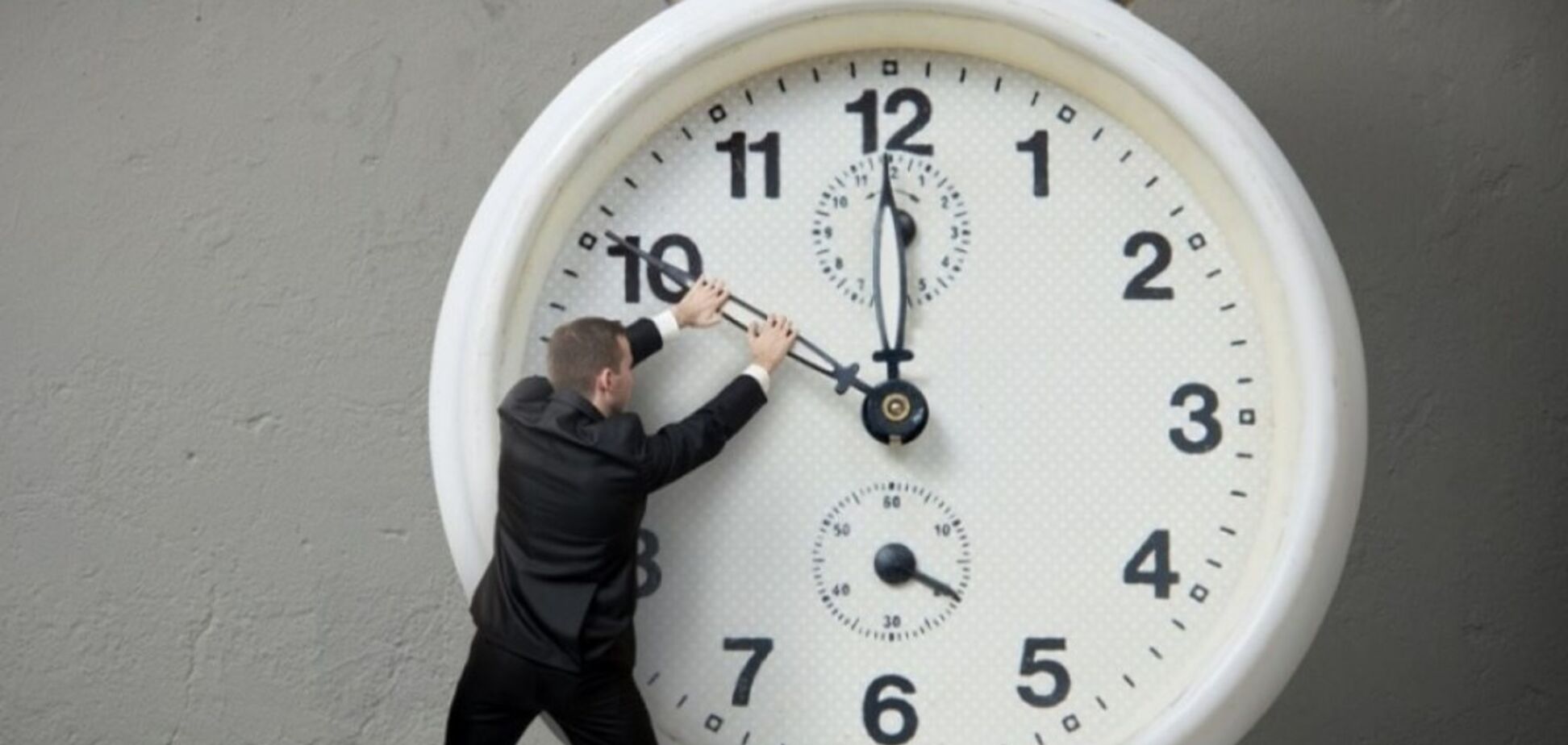 Перевод часов отменят? Как перейти на зимнее время и к чему готовиться украинцам