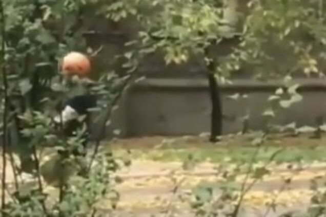У Запоріжжі помітили хлопця з гарбузом замість голови: відео