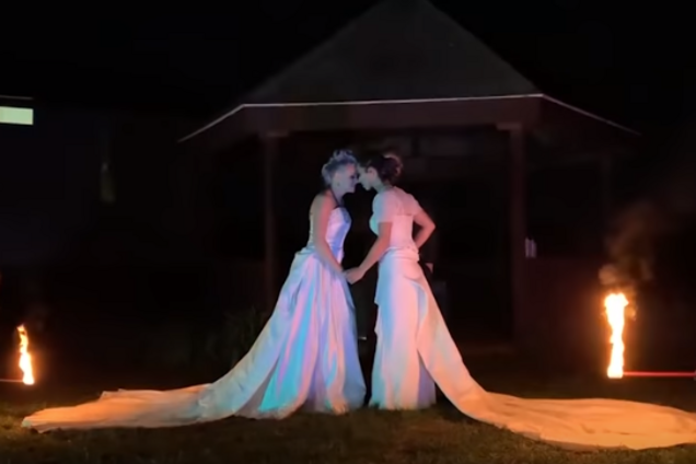 У США лесбіянки одружилися в палаючих сукнях: відео